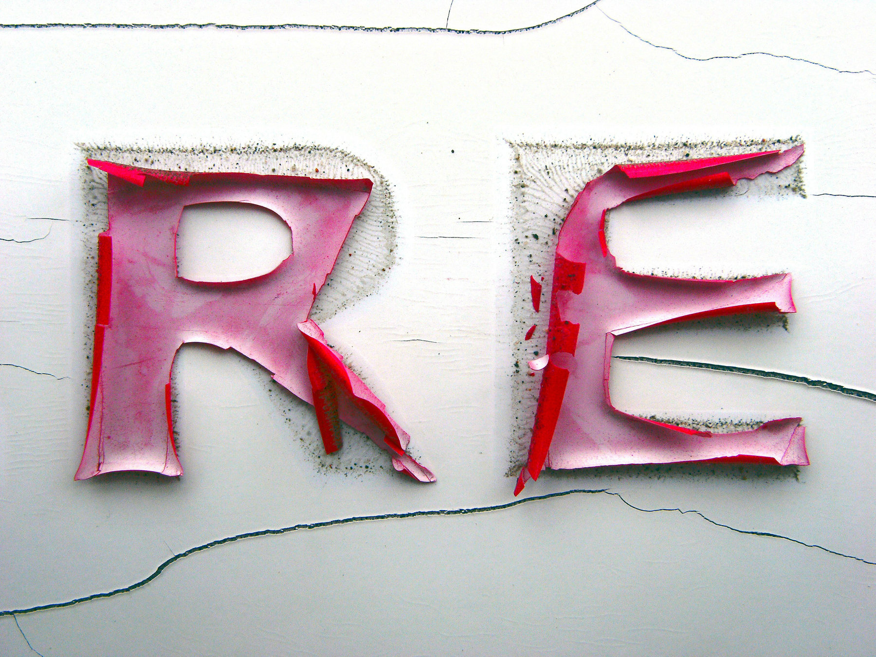 Hartnäckige Klebereste auf einer Oberfläche