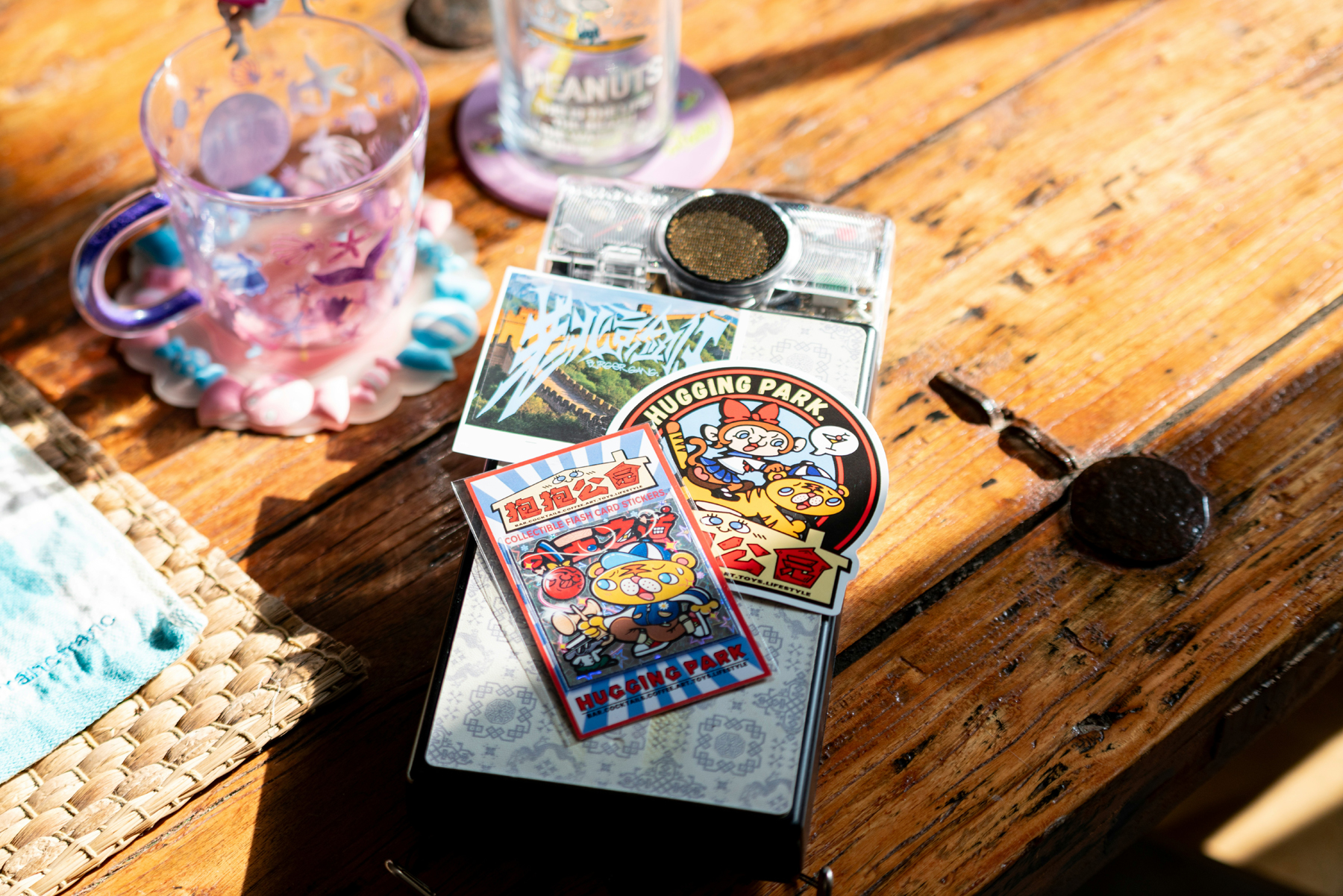 Klebereste auf einer Holzoberfläche