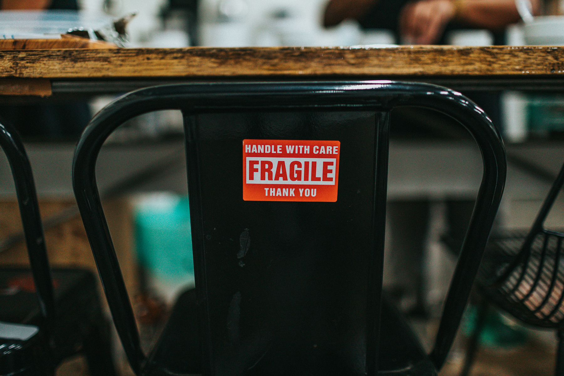 Klebereste auf einer Metalloberfläche