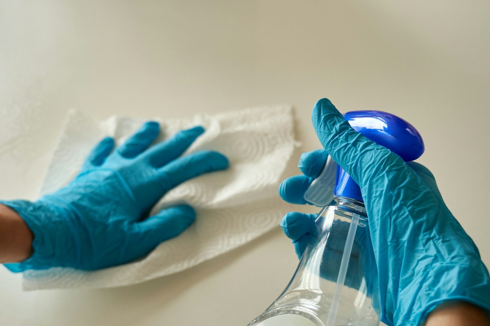 Hausmittel zur Reinigung von Kleberesten